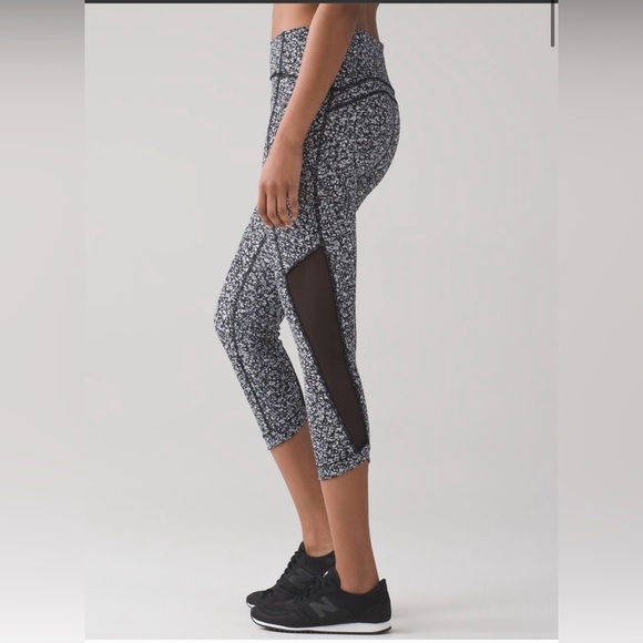 Lululemon Sole Training Crop Size 4 - Picture 2 of 6